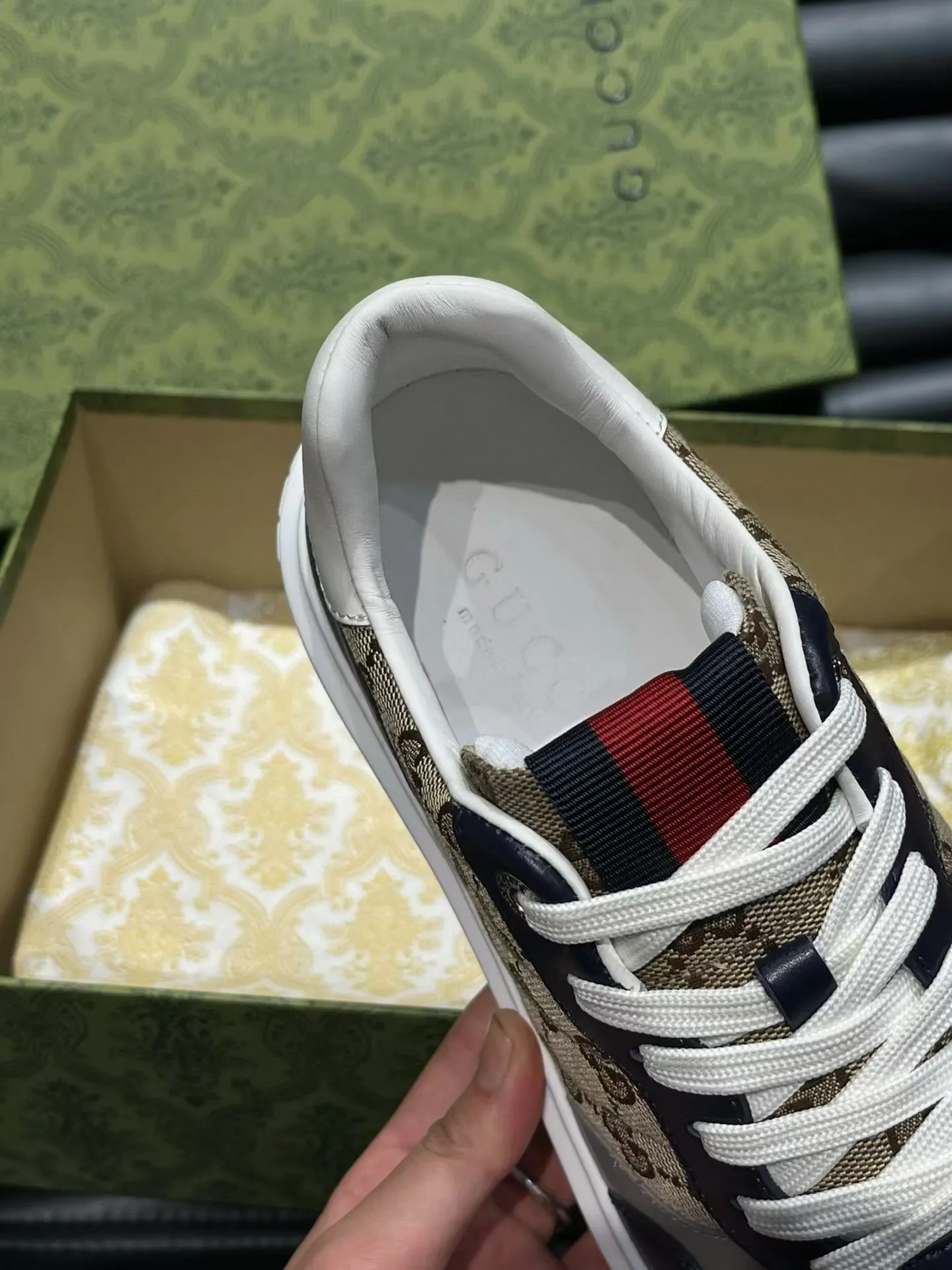 Factory price: 460💰Gucci new men's shoes GUCCI [Lightning] latest shoes are shipped. Original quality, fashionable, special materials, sheepskin lining, new packaging. The foot feels super comfortable and the workmanship is impeccable. Size: 38-44, customized 45